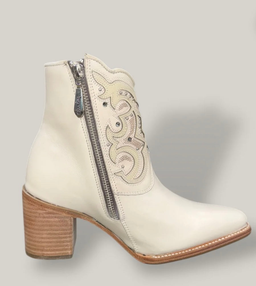 WOMEN'S CUADRA - WHITE OVERLAY & STUDS WITH FRINGE - CU708